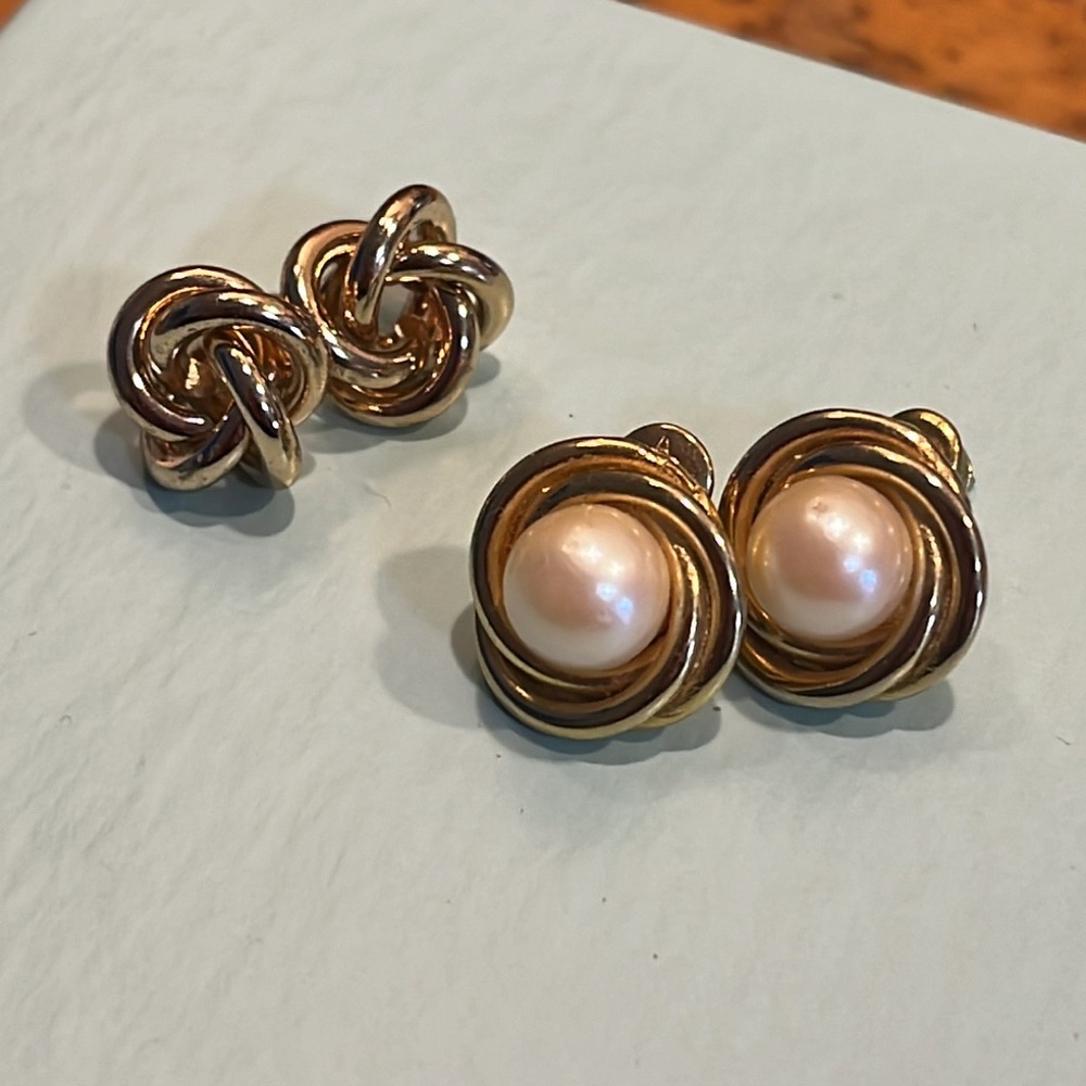 013.et of two Gold tone  vintage knot style stud earrings pierced pearl Marvella